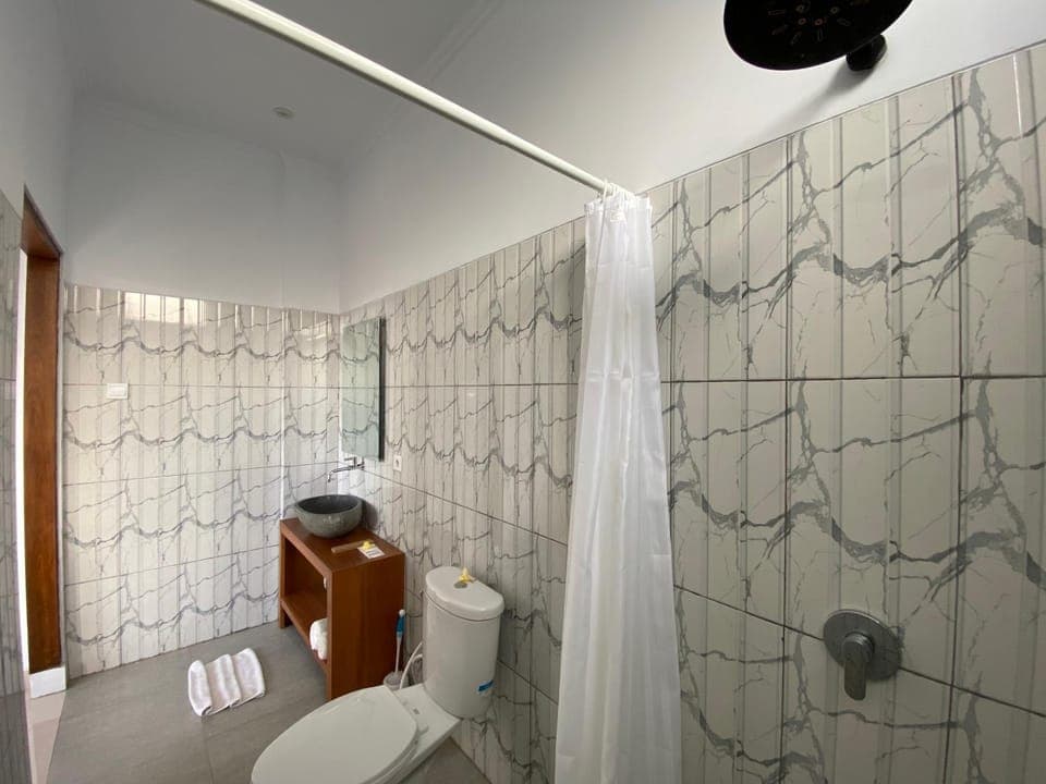 Shower, Toilet, Bathroom, bidet, towels