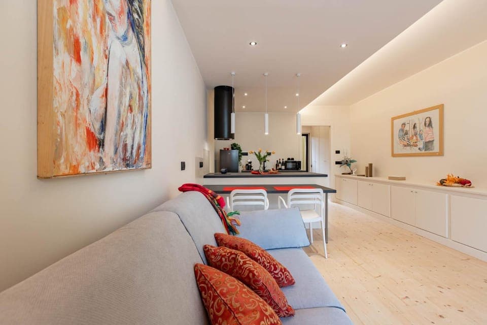 Kitchen or kitchenette, Living room, Seating area, Dining area