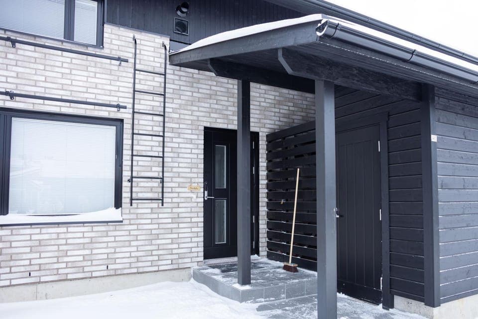 Property building, Facade/entrance, Day
