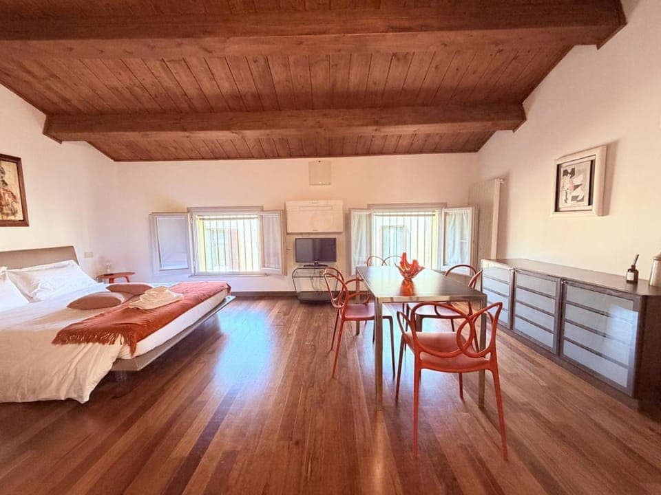 Bed, TV and multimedia, Photo of the whole room, Dining area, Bedroom