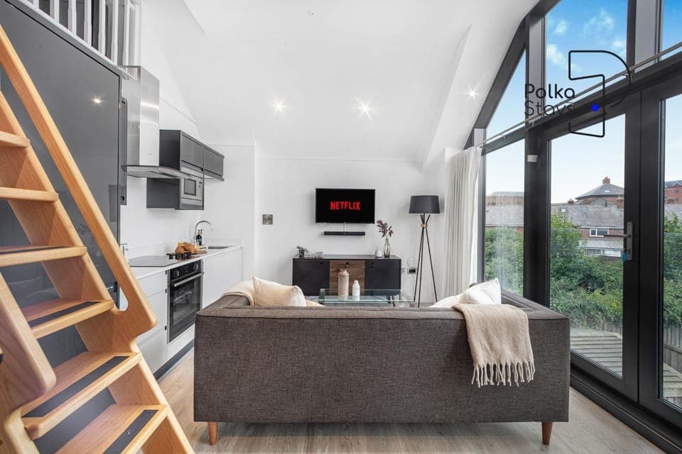 Communal lounge/ TV room, TV and multimedia, Kitchen or kitchenette, Living room, Photo of the whole room, Seating area, Dining area