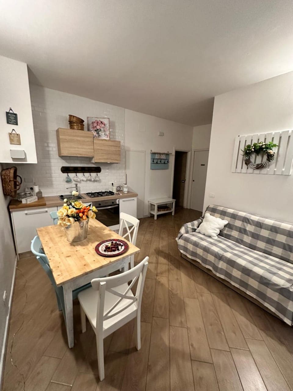 Kitchen or kitchenette, Living room