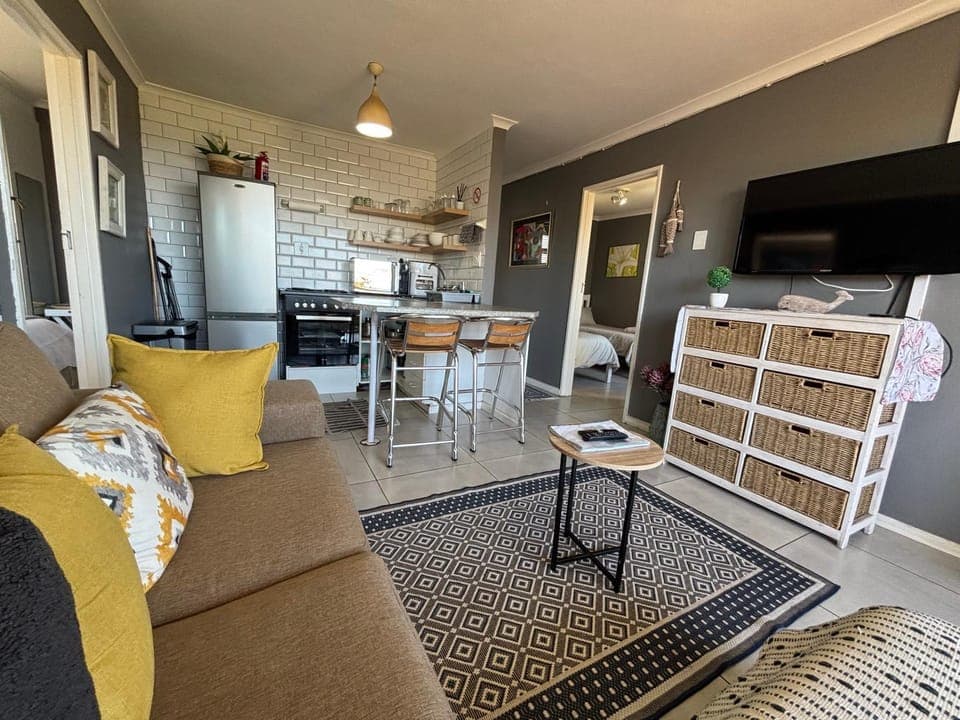 Lounge or bar, microwave, oven, stove, towels, kitchen