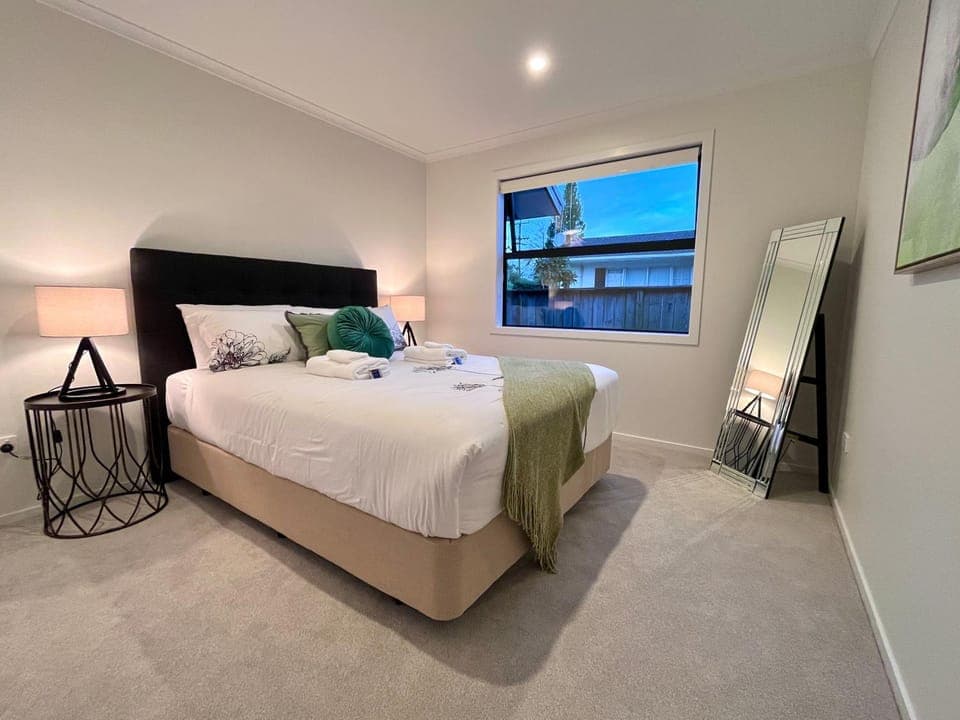 Bed, Decorative detail, Bedroom, towels