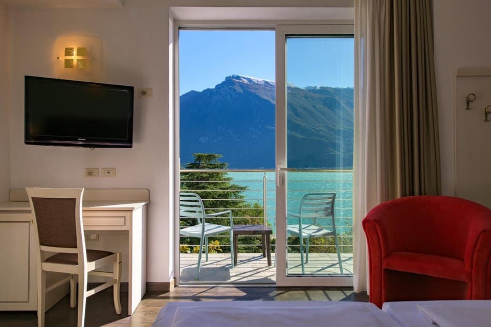 Bed, Natural landscape, View (from property/room), Balcony/Terrace, Bedroom, Lake view