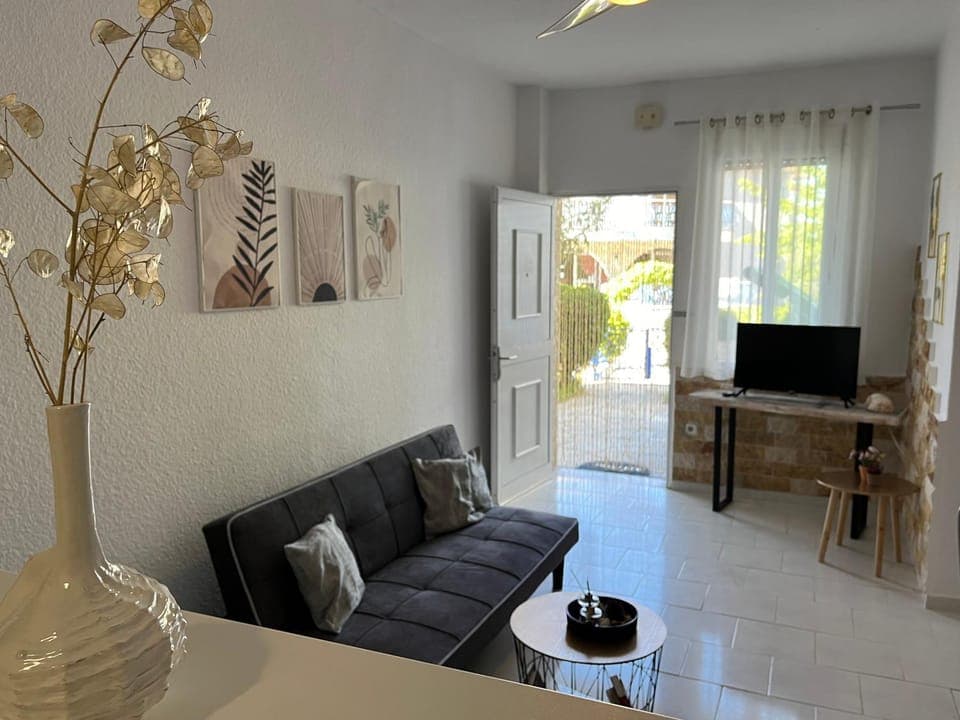 Communal lounge/ TV room, TV and multimedia, Living room, Seating area, Evening entertainment