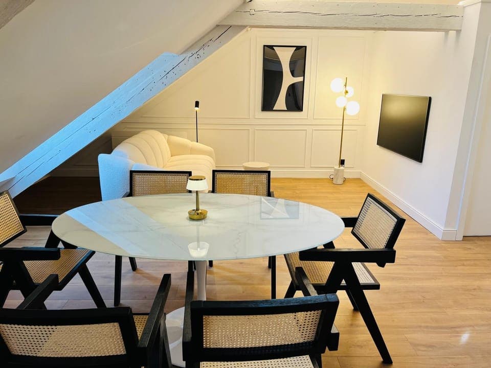 TV and multimedia, Living room, Seating area, Dining area