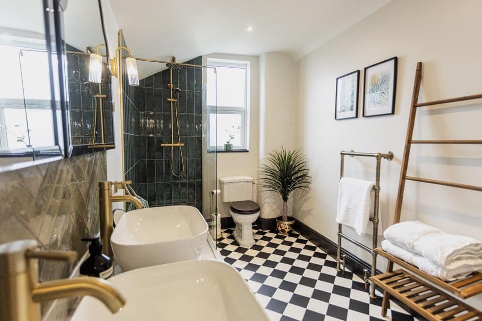 Shower, Toilet, Bathroom, towels