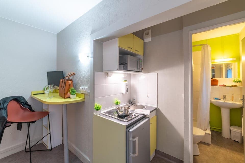 Kitchen or kitchenette, minibar