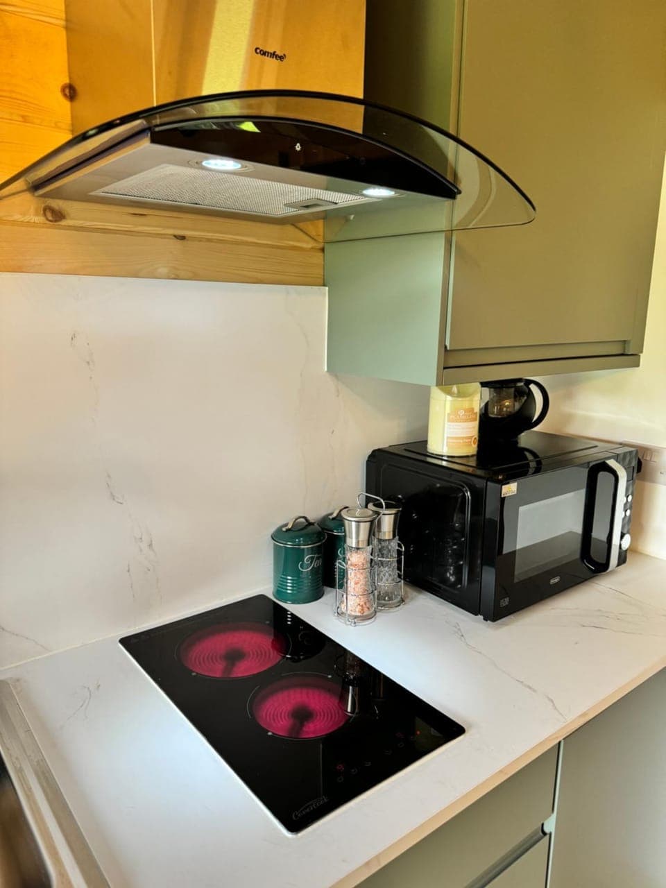 Coffee/tea facilities, Kitchen or kitchenette, minibar, stove