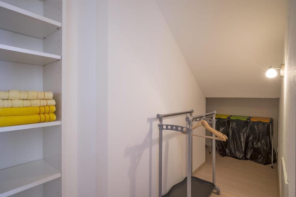 Photo of the whole room, towels, wardrobe