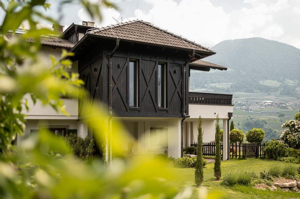 Property building, Facade/entrance, Garden, Garden