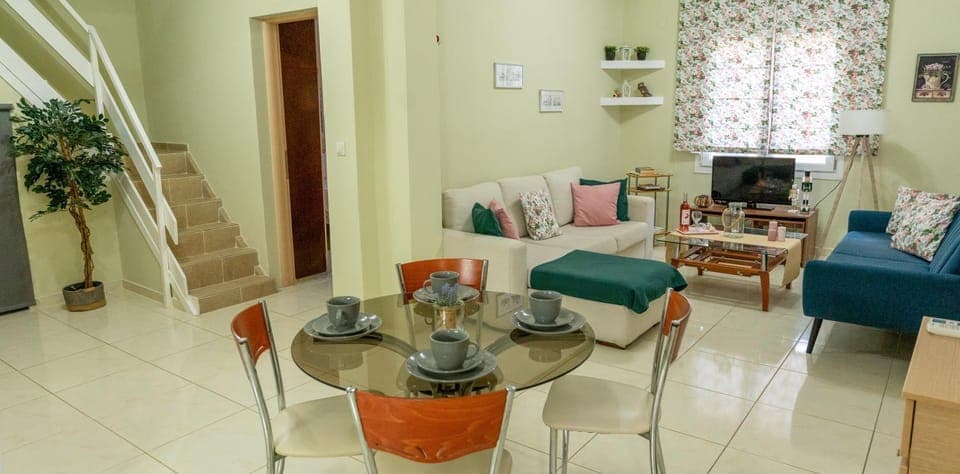 TV and multimedia, Living room, Seating area, Dining area