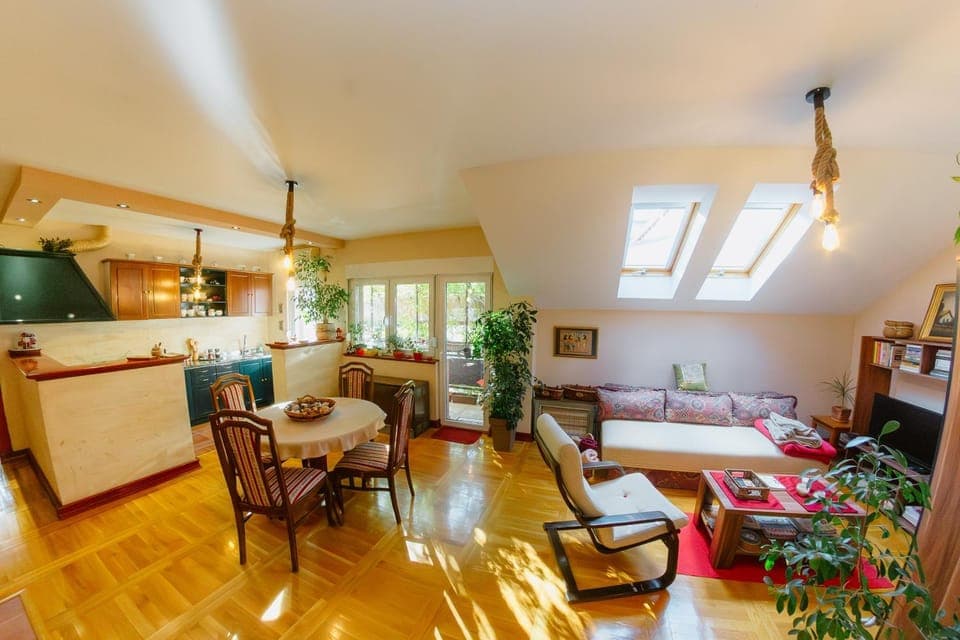 TV and multimedia, Kitchen or kitchenette, Living room, Seating area, Dining area