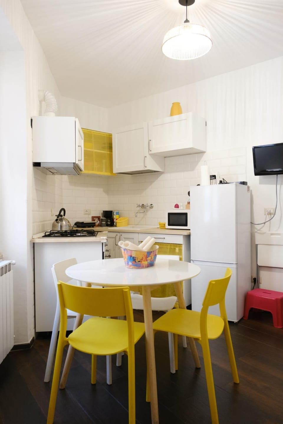 Coffee/tea facilities, Dining area, microwave, oven, stove, toaster, kitchen