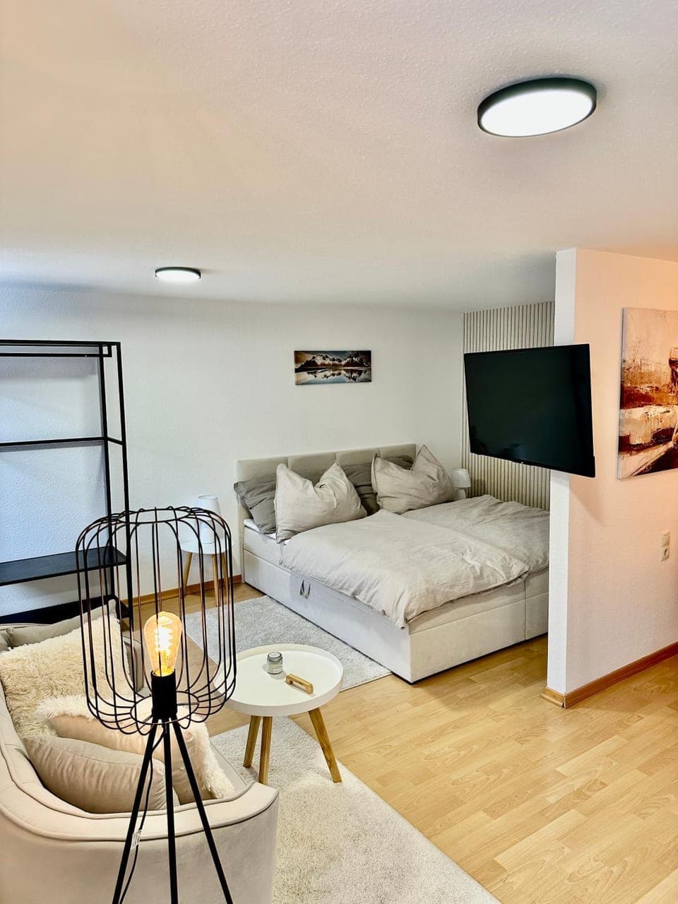 Bed, TV and multimedia, Photo of the whole room, Bedroom