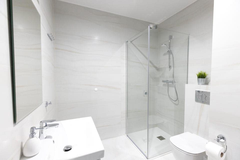 Shower, Toilet, Bathroom, towels