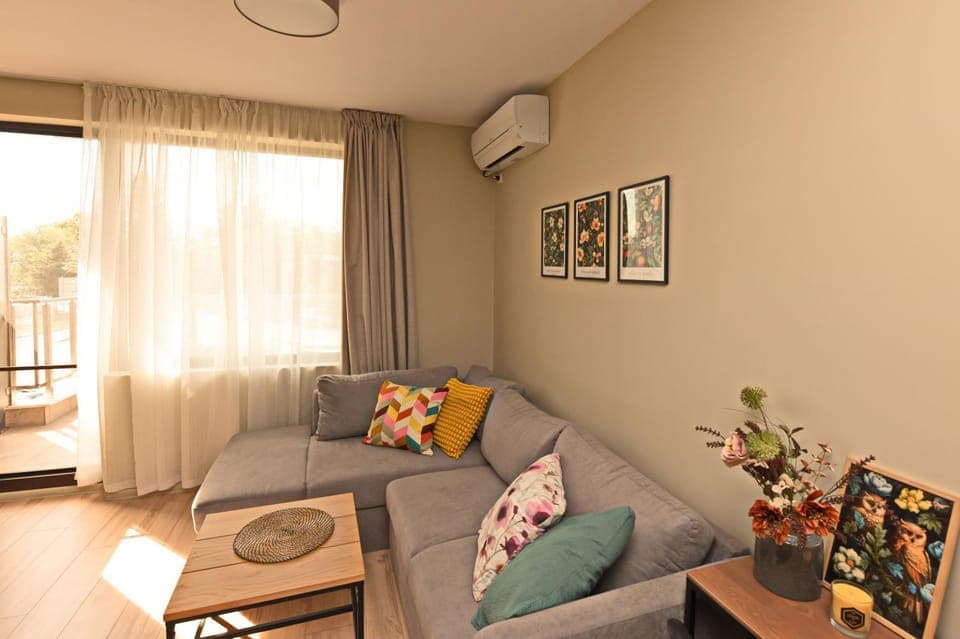 Communal lounge/ TV room, Balcony/Terrace, Living room, City view, air conditioner