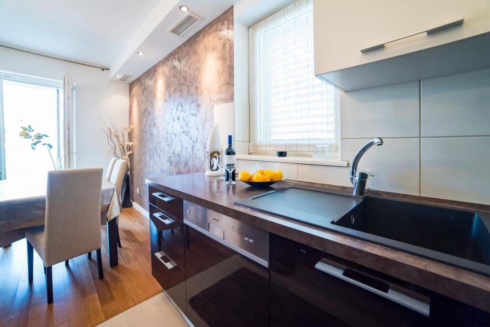 Kitchen or kitchenette, Dining area