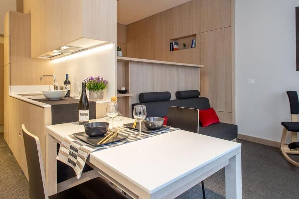 Kitchen or kitchenette, Living room, Seating area, Dining area