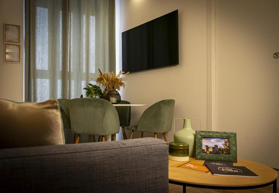 Communal lounge/ TV room, TV and multimedia, Living room, Seating area, Evening entertainment