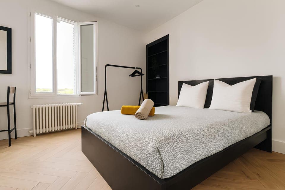 Bed, Photo of the whole room, Bedroom, internet