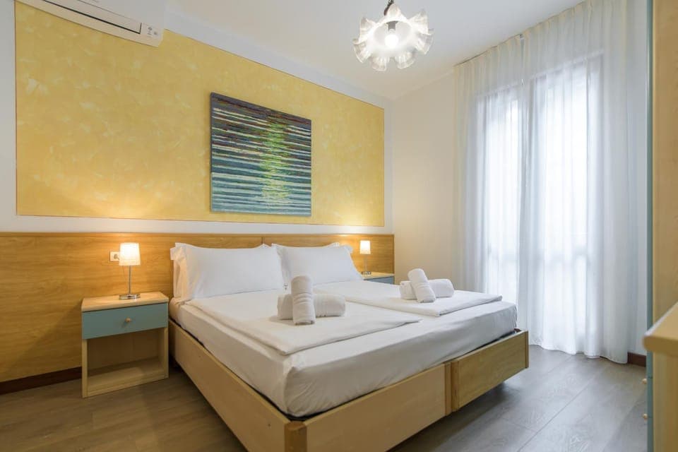 Bed, Bedroom, towels, air conditioner