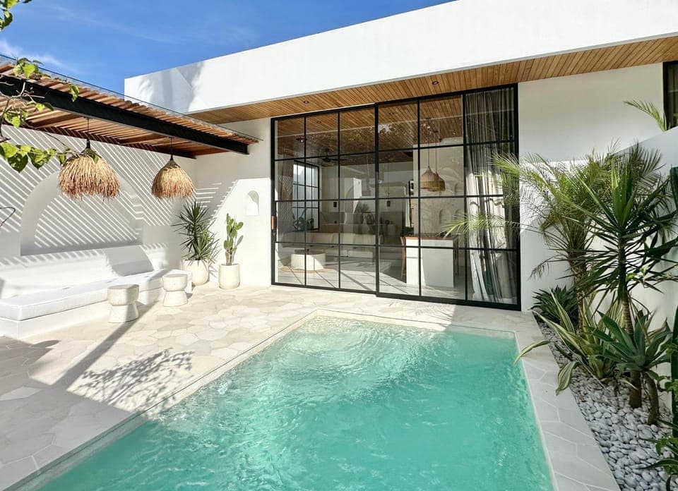 Property building, Patio, Day, Balcony/Terrace, Pool view, Swimming pool, Swimming pool, sunbed