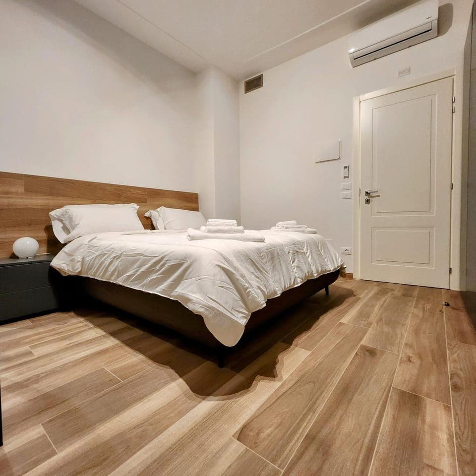 Bed, towels, air conditioner