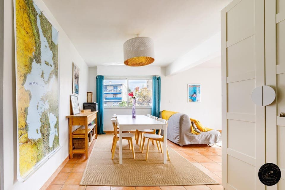 Living room, Seating area, Dining area