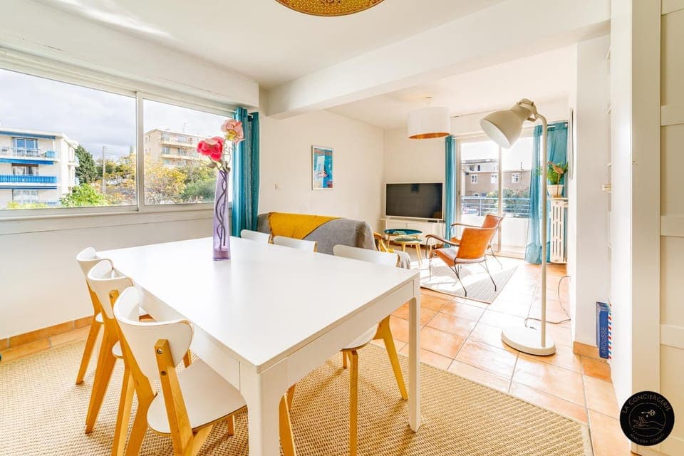 Property building, TV and multimedia, Living room, Dining area, Breakfast