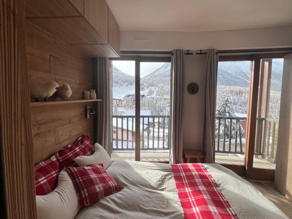Bed, Natural landscape, View (from property/room), Balcony/Terrace, Photo of the whole room, Bedroom, Mountain view