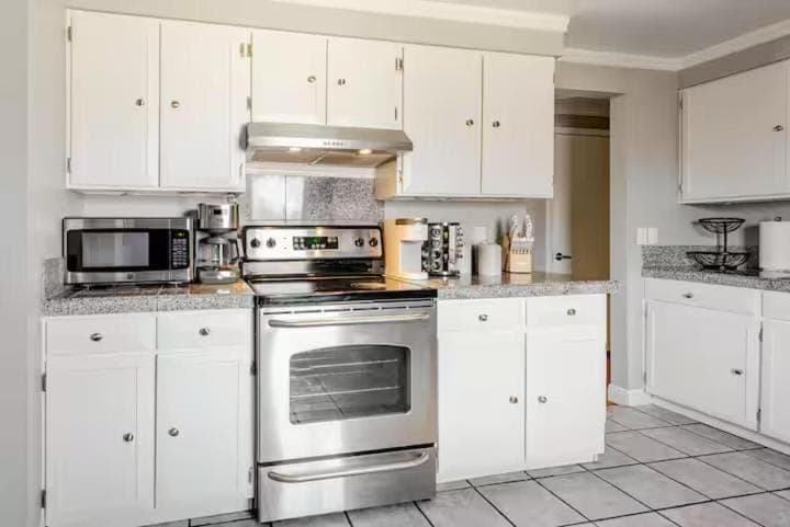 Coffee/tea facilities, Kitchen or kitchenette, dishwasher, oven, stove, toaster