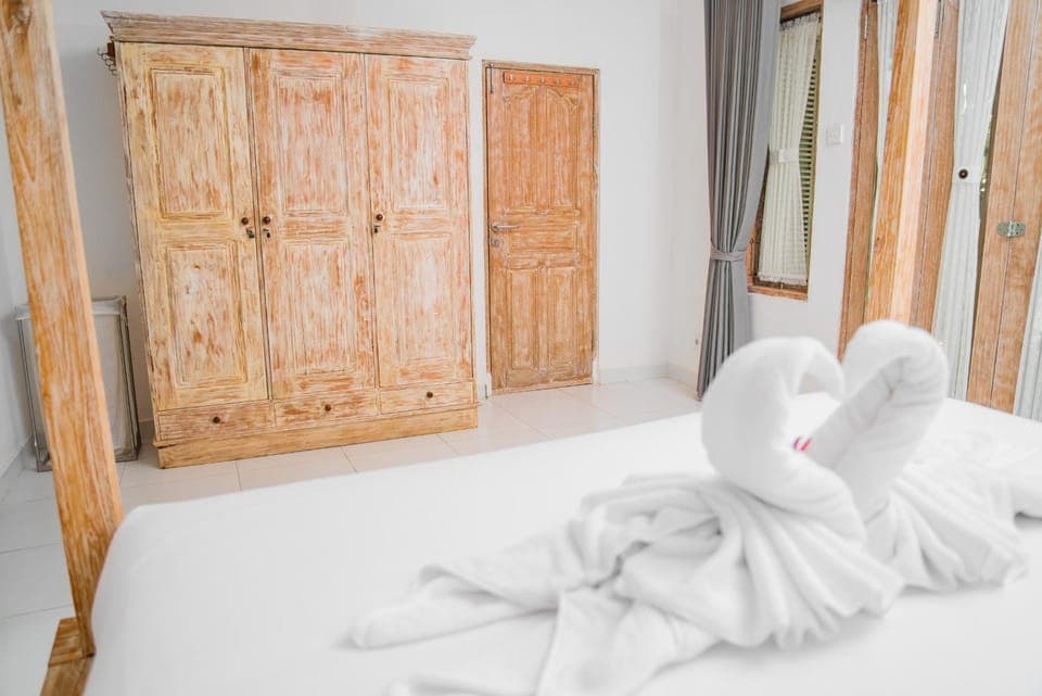 Bed, Bedroom, towels, wardrobe