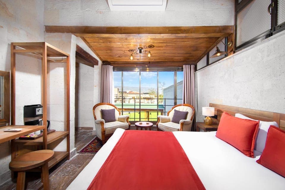 Bed, Natural landscape, TV and multimedia, View (from property/room), Balcony/Terrace, Seating area, Bedroom, air conditioner