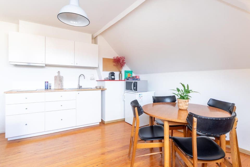 Coffee/tea facilities, Kitchen or kitchenette, Living room, minibar