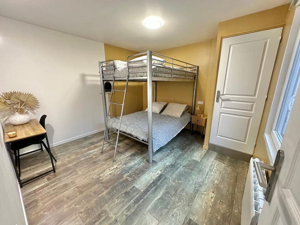 Photo of the whole room, Seating area, Bedroom, bunk bed