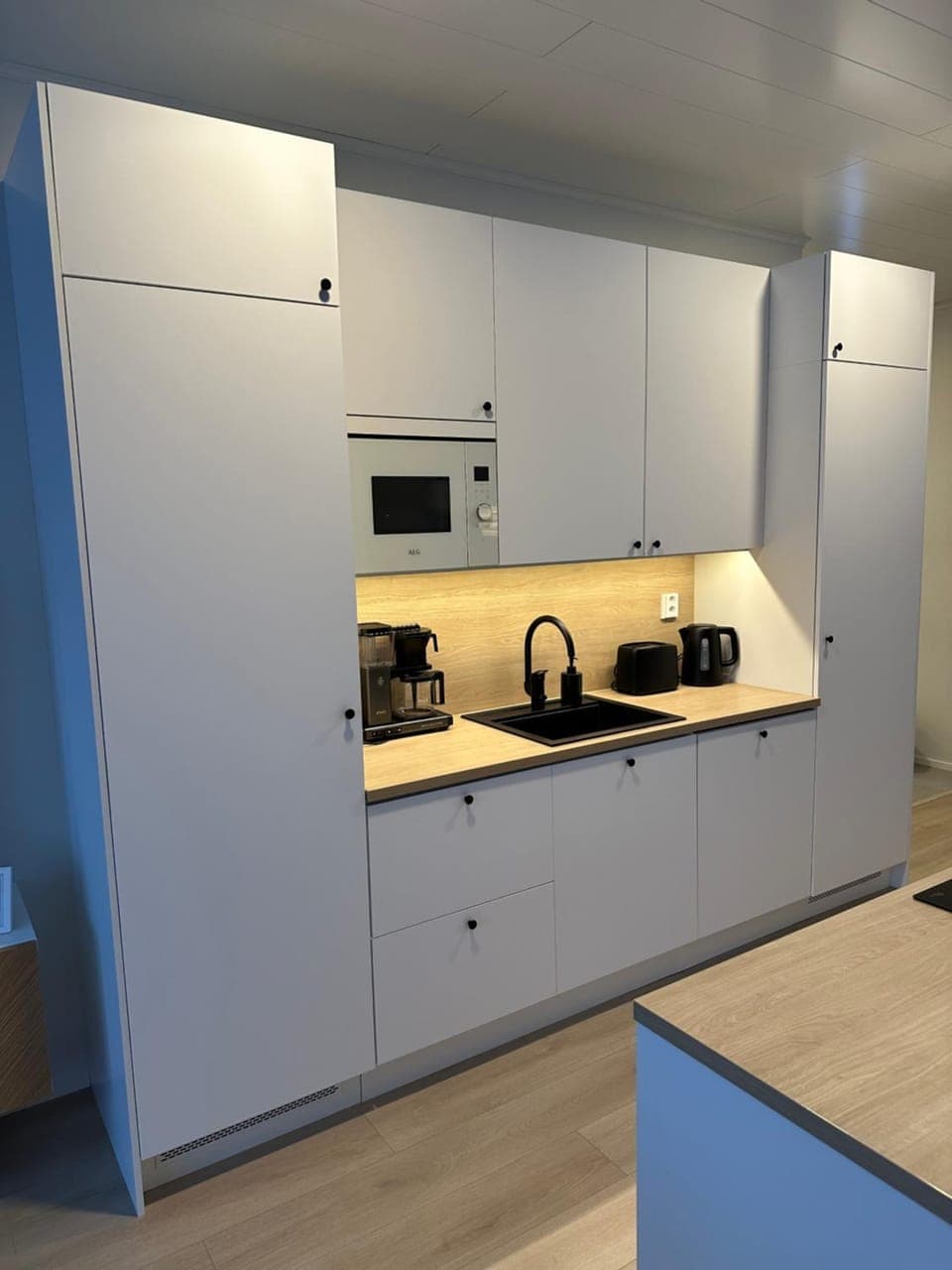 Coffee/tea facilities, Kitchen or kitchenette, dishwasher, microwave, stove, toaster