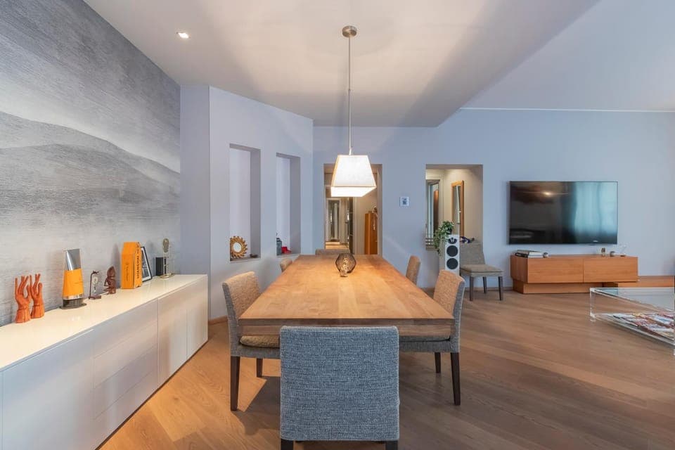 TV and multimedia, Living room, Seating area, Dining area