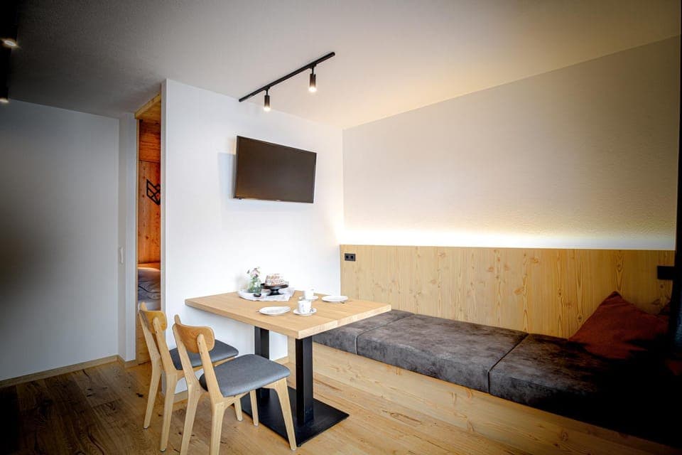 TV and multimedia, Living room, Seating area, Dining area