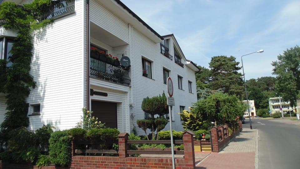 Property building, Quiet street view