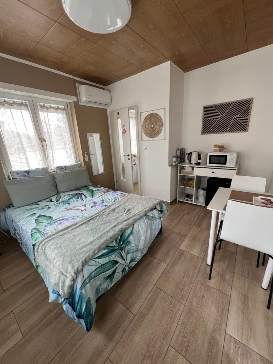 Bed, Photo of the whole room, Dining area, Bedroom