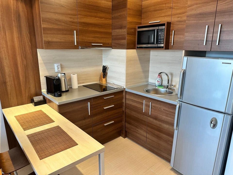 Coffee/tea facilities, Kitchen or kitchenette, stove