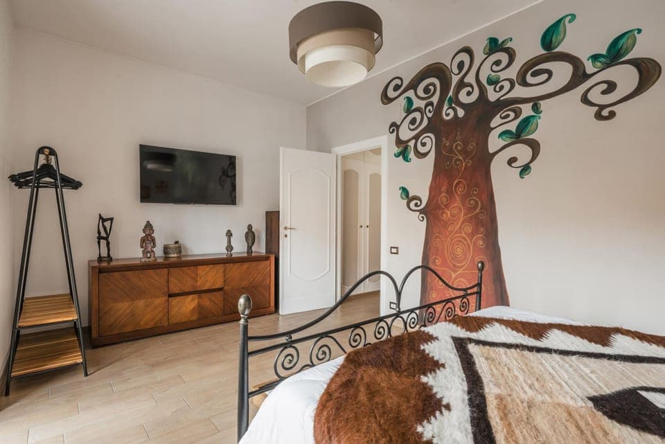 Bed, TV and multimedia, Bedroom