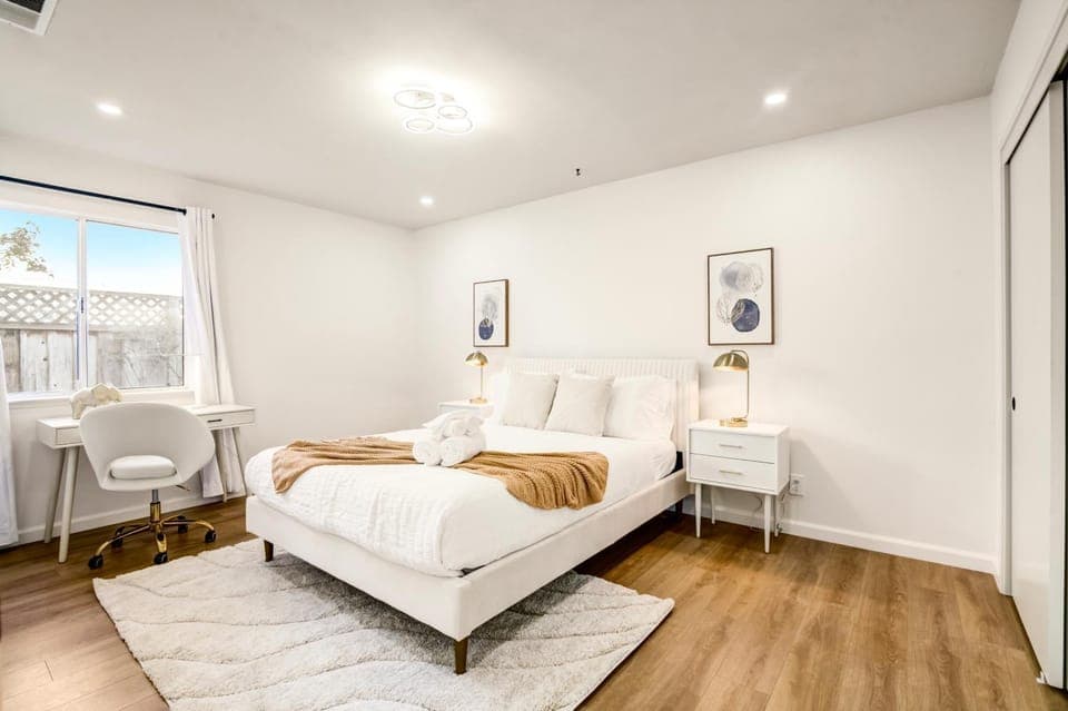 Bed, Seating area, Bedroom