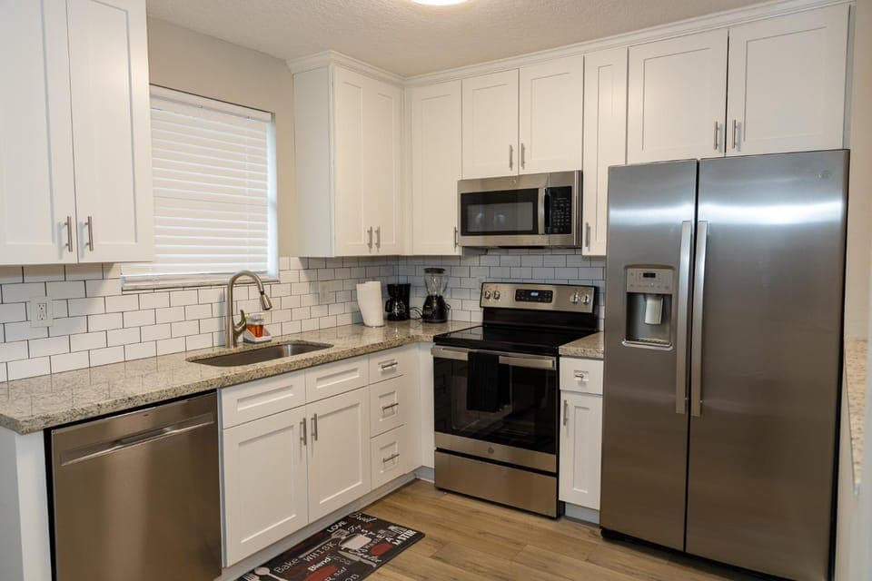 Kitchen or kitchenette, dishwasher, stove