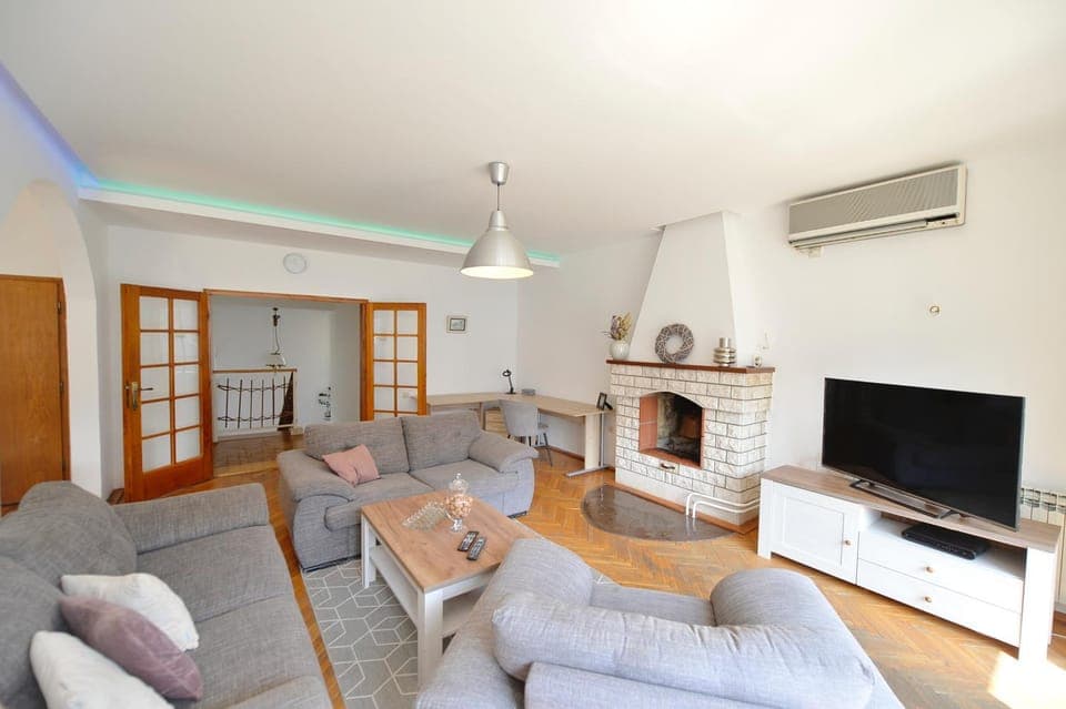 TV and multimedia, Living room, Seating area