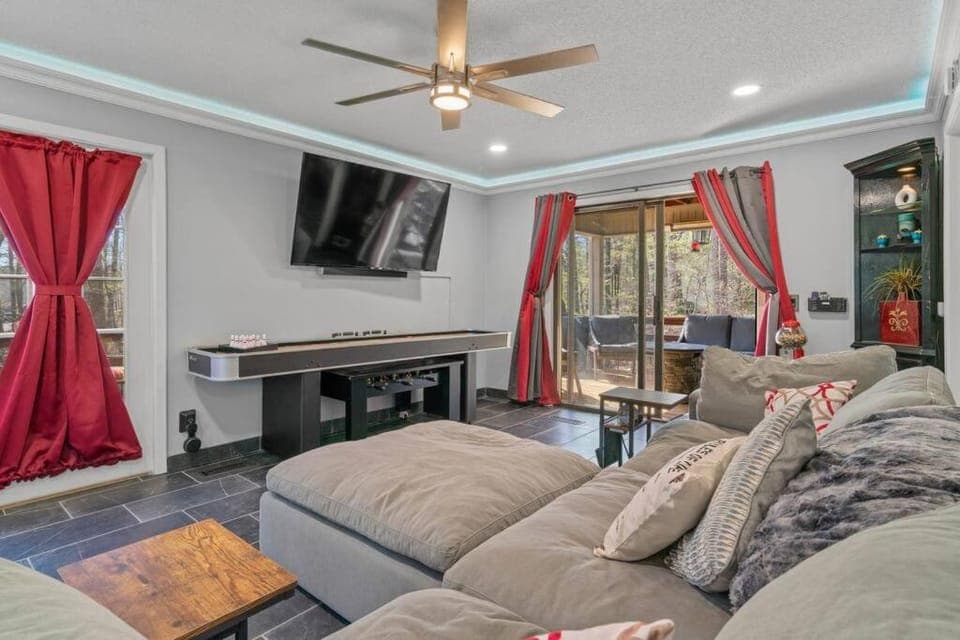 Communal lounge/ TV room, TV and multimedia, Living room, Seating area, Evening entertainment