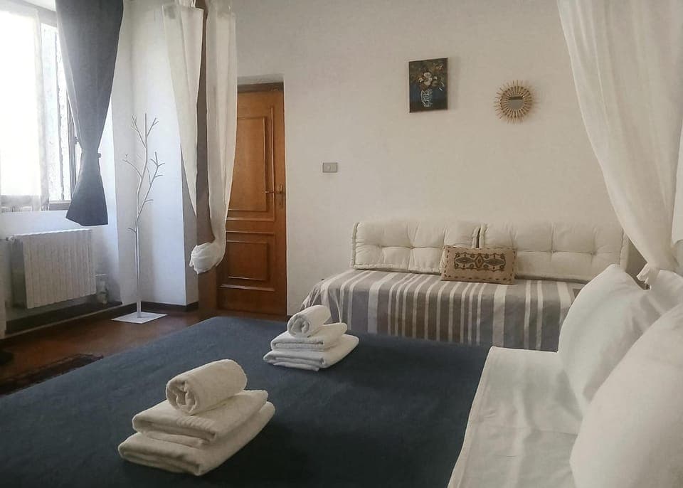 Photo of the whole room, Bedroom