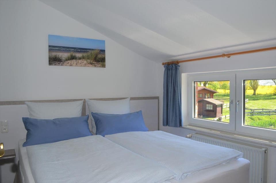 Bed, View (from property/room), Photo of the whole room, Garden view